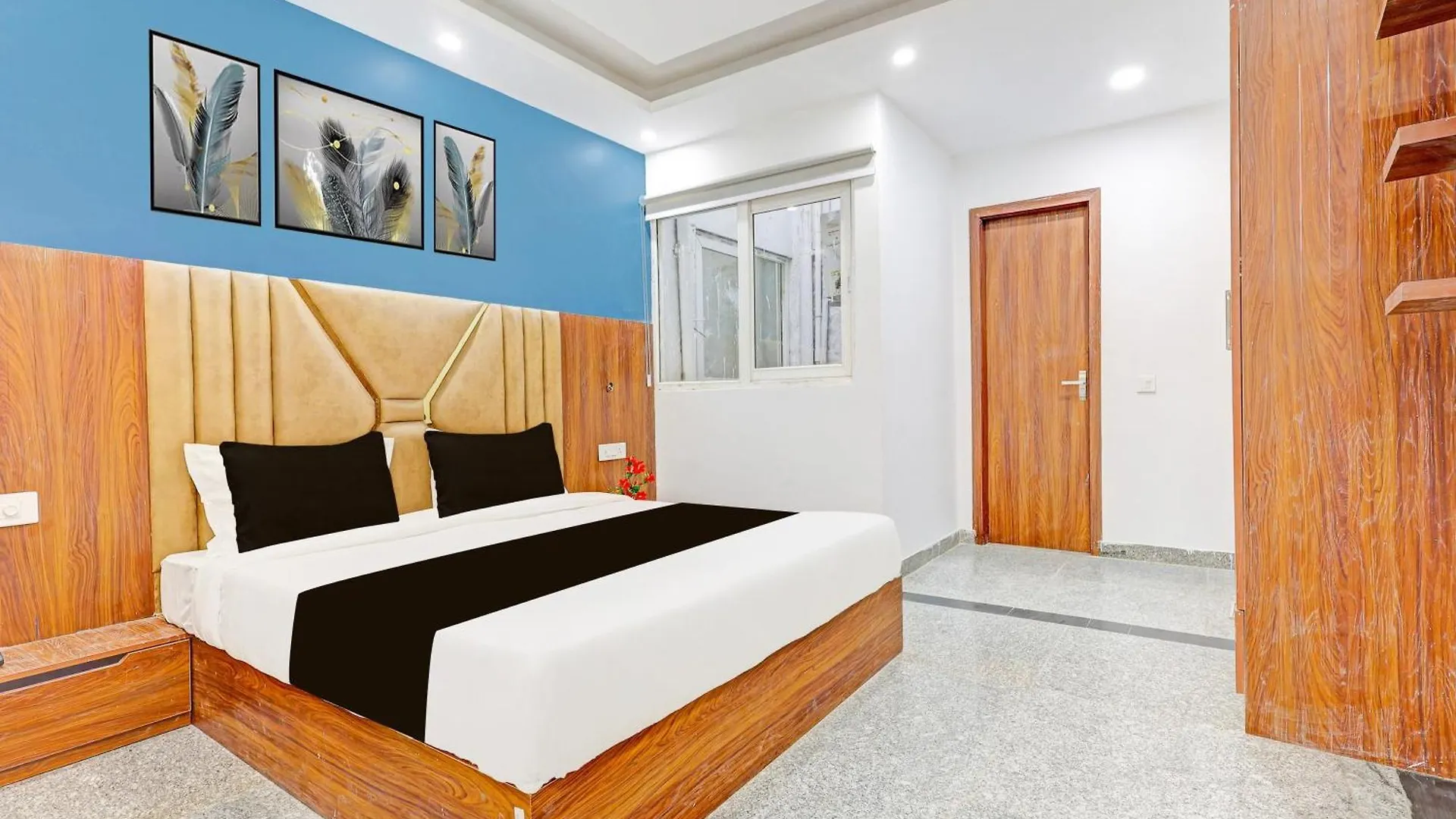 Super Townhouse Sector 62 Gurgaon Near World Mark 4*,