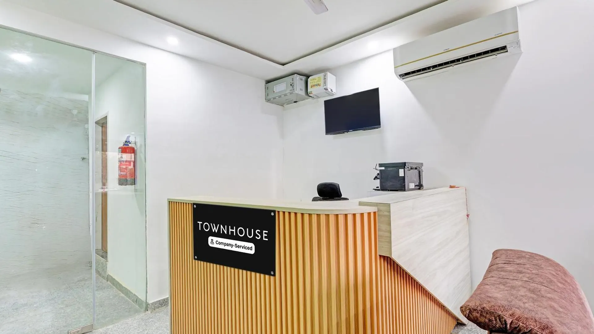 Super Townhouse Sector 62 Gurgaon Near World Mark 4*,  Indie